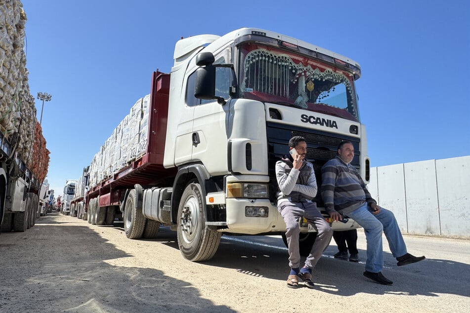 An der Grenze zwischen Ägypten und dem Gazastreifen können die Lastwagen mit den dringend benötigten Hilfsgütern nicht weiterfahren. Die Hamas weigert sich, die verbliebenen Geiseln freizulassen.