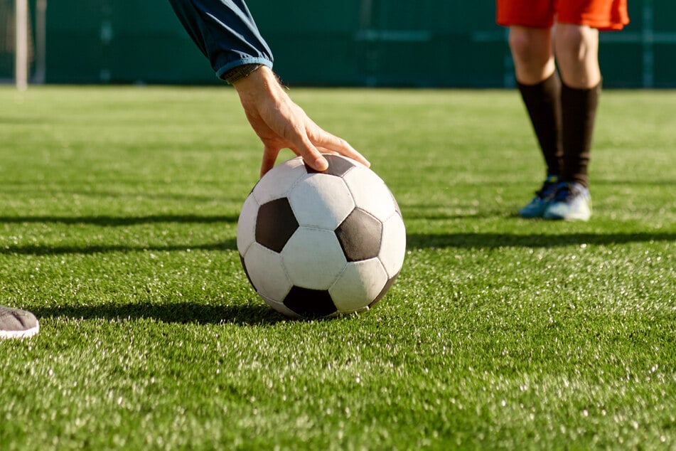 In der Kreisoberliga im Jerichower Land wurde einem Fußballer am Sonntag das Leben gerettet. (Symbolbild)