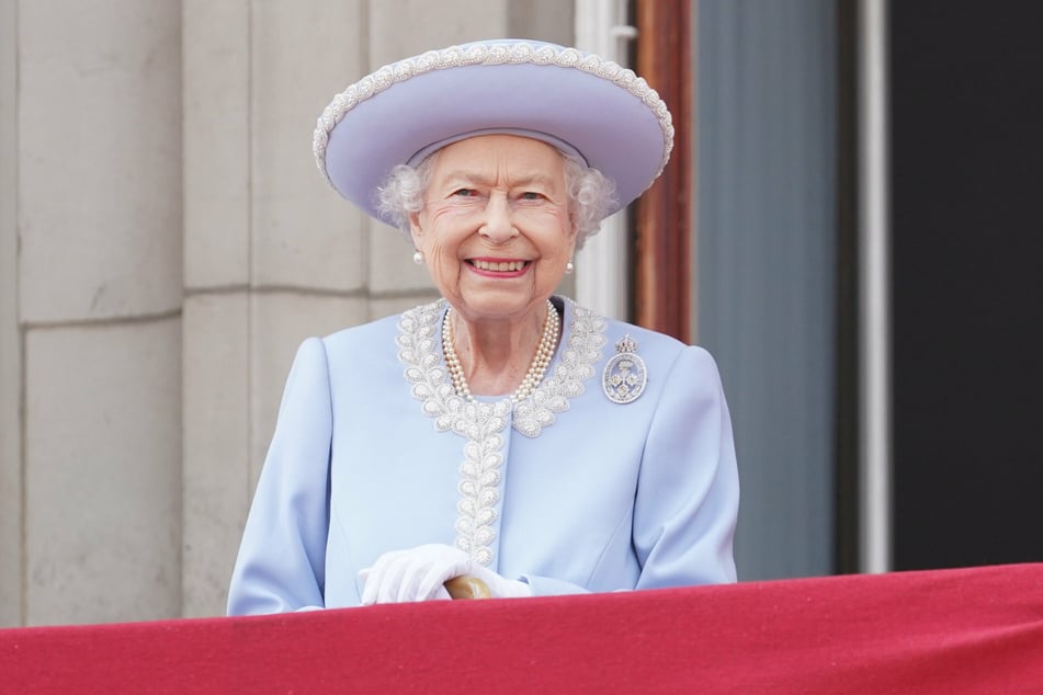 Die Queen (96) genoss den ersten Tag ihres großen Jubiläumsfestes vom Buckingham-Palast aus.