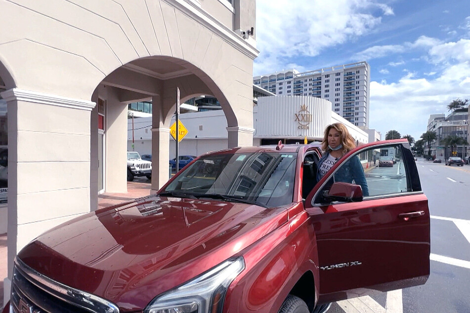 Eine Wahrsagerin prophezeite Carmen Geiss, dass sie in einem roten Auto sterben würde. In Miami forderte die 56-Jährige ihr Schicksal heraus.