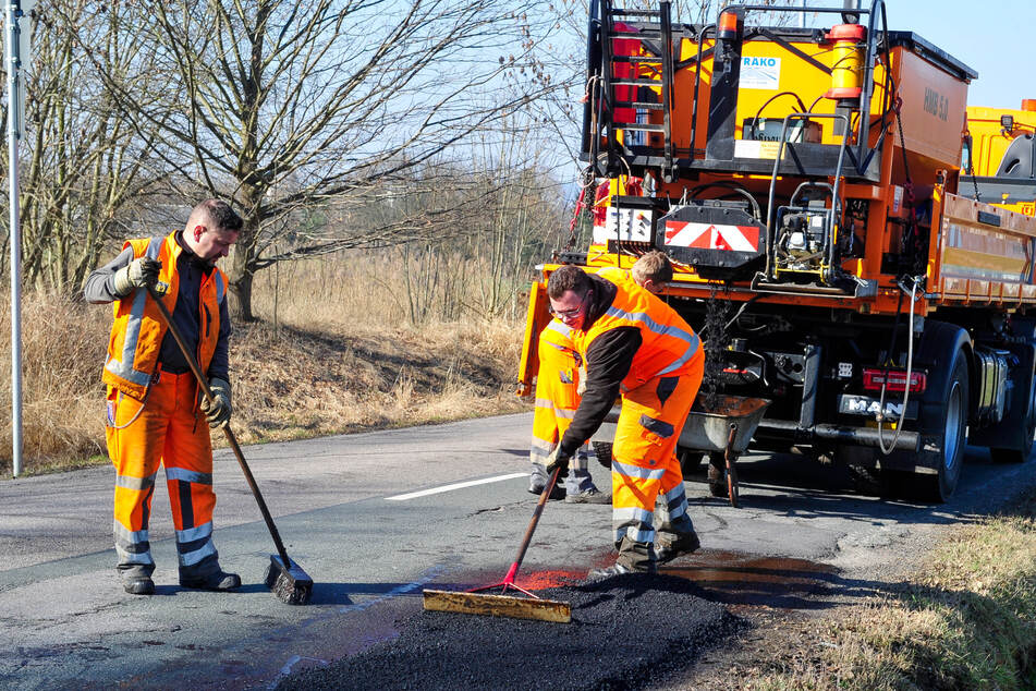 Chemnitz: Mehrere Trupps im Einsatz: Jetzt werden Chemnitz' schlimmste Löcher gestopft