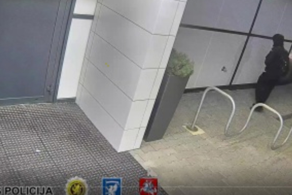 Trotz Vermummung gelang es den Behörden, die Identität und den Aufenthaltsort des Mannes ausfindig zu machen.