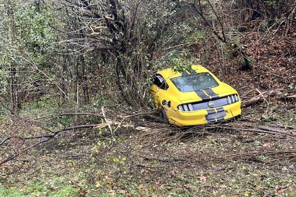 Mustang landet nach Crash auf A43 in Böschung: Zwei Menschen verletzt in Klinik