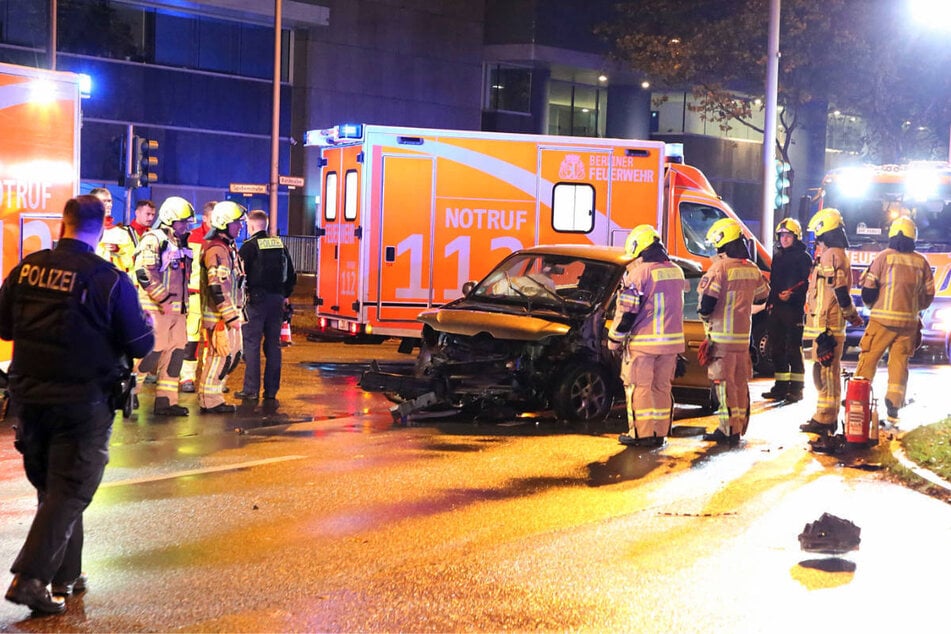 Der Renault ist mitten auf der Kreuzung liegen geblieben. Beide Fahrzeuge sind nach dem Crash nicht mehr fahrtüchtig gewesen.