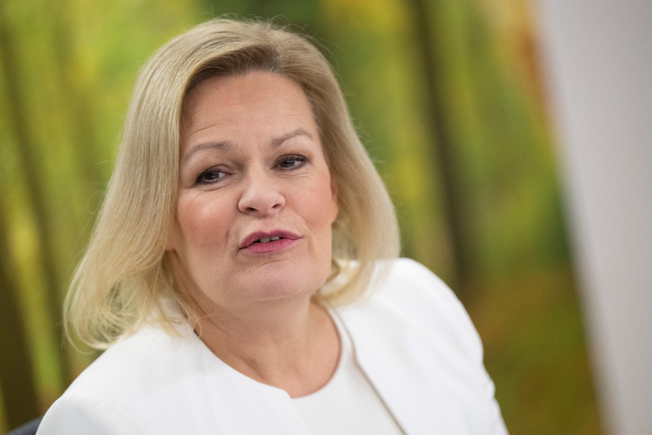 Laut Zieschang würde die Innenministerin Nancy Faeser (52, SPD) nicht zügig genug handeln.