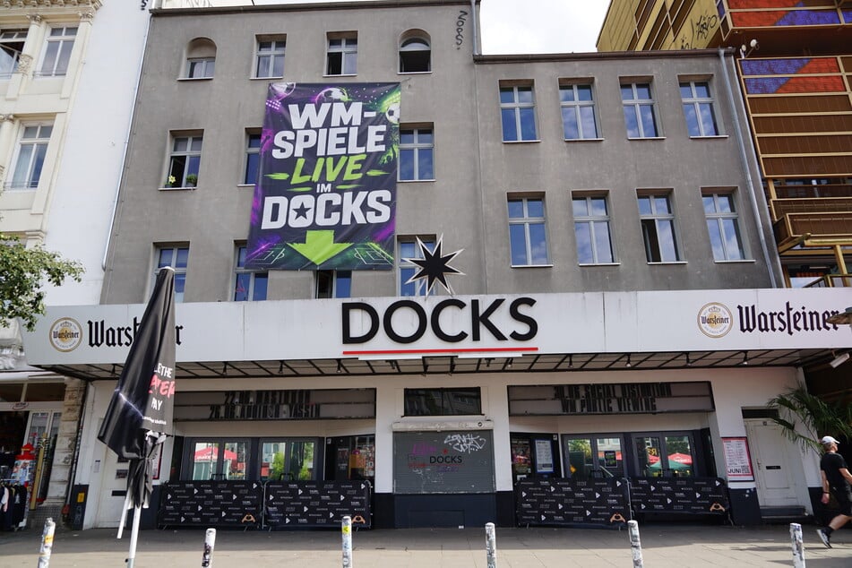 Das DOCKS auf der Hamburger Reeperbahn ist eigentlich vor allem für alles andere als klassische Musik bekannt. Auf TAG24-Nachfrage erklärt das Haus: "Piano Unplugged zeigt, dass es auch anders geht. [...] Man kann auch ein bisschen außerhalb der vorgegebenen Box denken - und es funktioniert trotzdem."