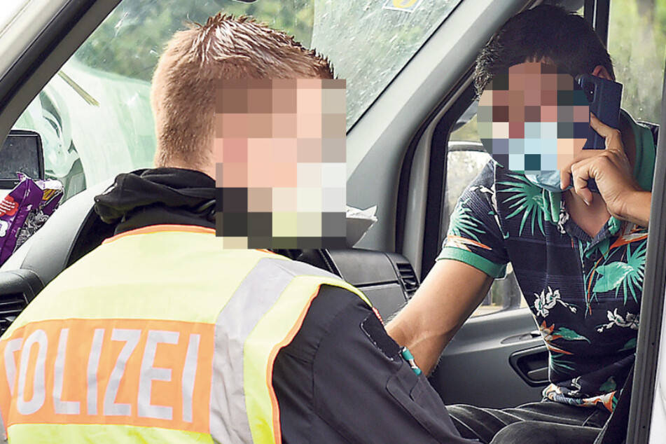 Ein rumänischer Transporter-Fahrer musste eilig telefonieren, dass er nun in der Kontrolle steht.