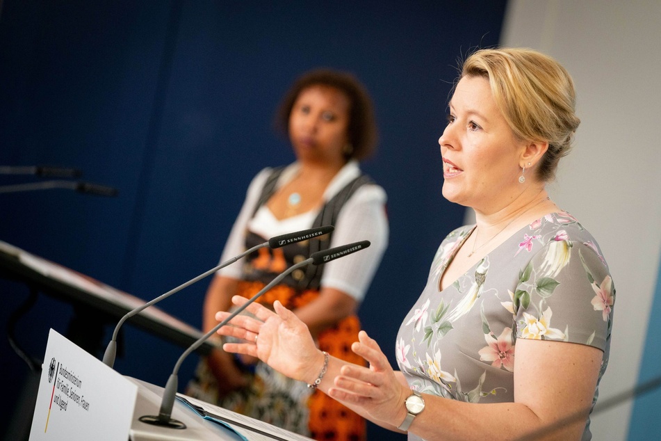 Franziska Giffey (SPD, vorn), Bundesministerin für Familie, Senioren, Frauen und Jugend, und Faduma Korn.