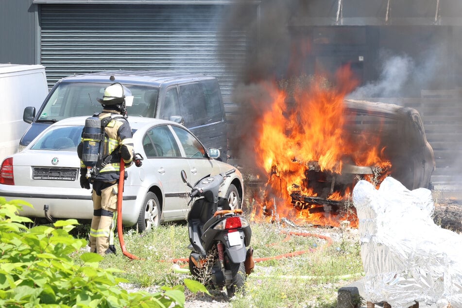 Auto steht lichterloh in Flammen: NINA Warn-App schlägt an