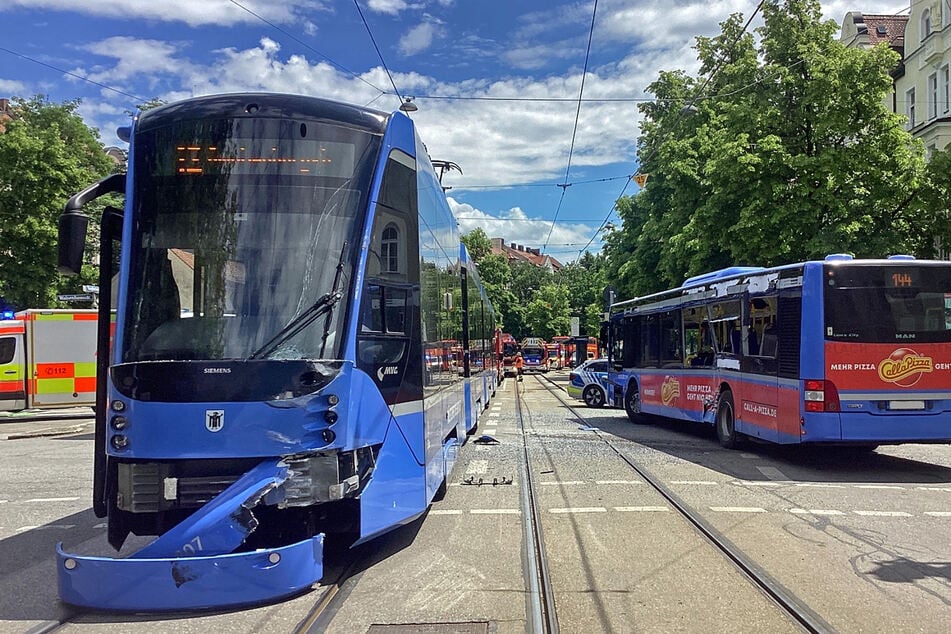 Die Tram und der Bus kollidierten auf der Nymphenburger Straße in Neuhausen.