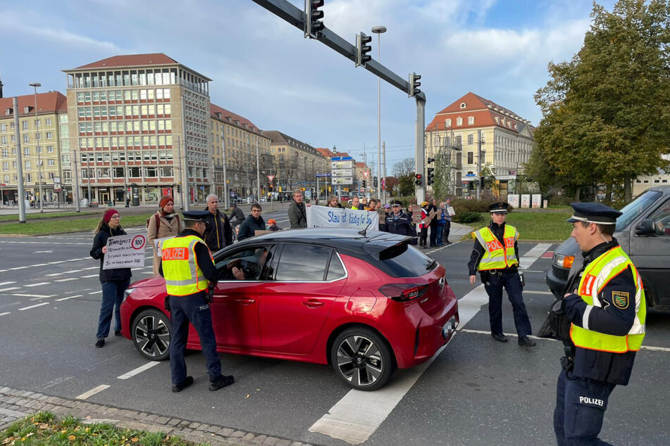 Ein Opel-Fahrer wurde wütend und wollte die Blockade durchbrechen.