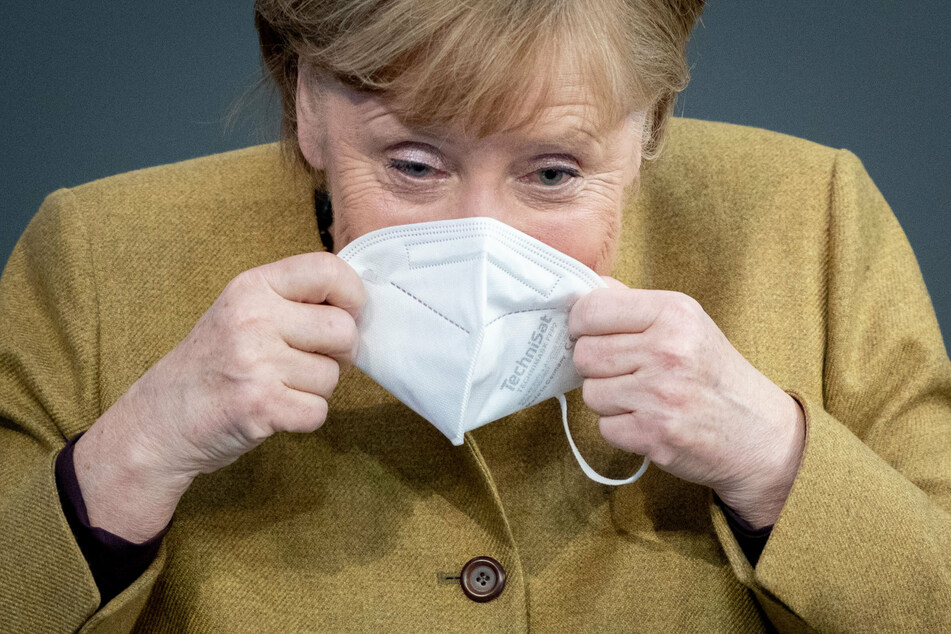 Bundeskanzlerin Angela Merkel (66, CDU) setzt in der Plenarsitzung des Deutschen Bundestages nach einer Regierungserklärung zu den Ergebnissen der Bund-Länder-Runde zur Bewältigung der Corona-Pandemie eine FFP2-Maske auf.