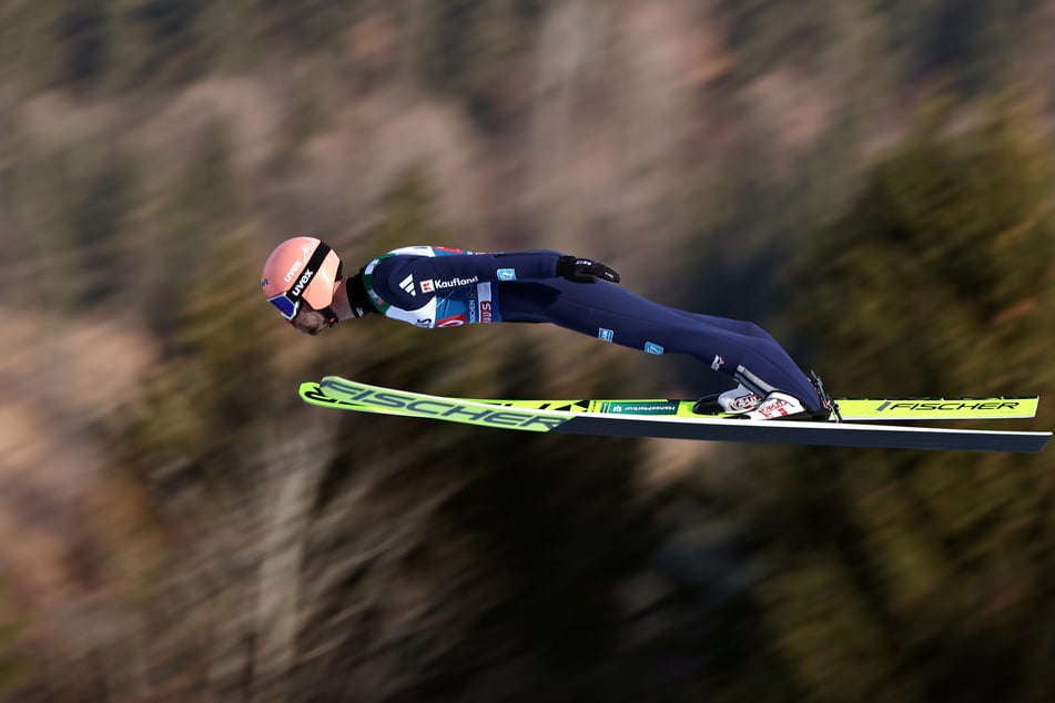 Pius Paschke (im Bild) bekommt es im ersten Durchgang in Garmisch-Partenkirchen mit Teamkollege Karl Geiger zu tun.