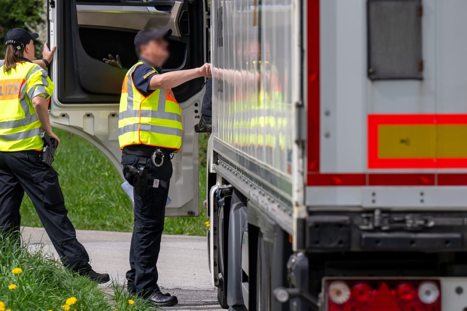 Großkontrolle an A4, A72 und Bundesstraßen: Polizei nimmt Lkw und Transporter unter die Lupe