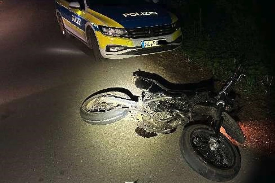 Motorrad-Fahrer liefert sich wilde Verfolgungsjagd mit Polizei und kracht in Streifenwagen