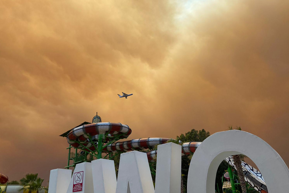 Rauch zieht über einen Hotelkomplex in der türkischen Urlaubsregion Antalya. Winde trieben die Flammen mehrerer Waldbrände in Richtung der Wohnbezirke von Side.