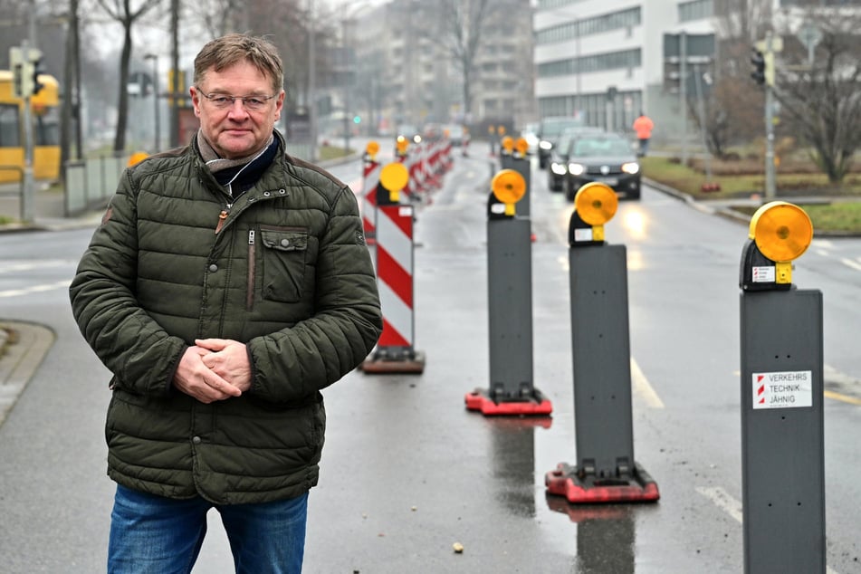 Weg mit den Warnbaken: TZ-Fraktionschef Holger Zastrow (56) fordert Radweg-Markierungen an der Albertstraße.