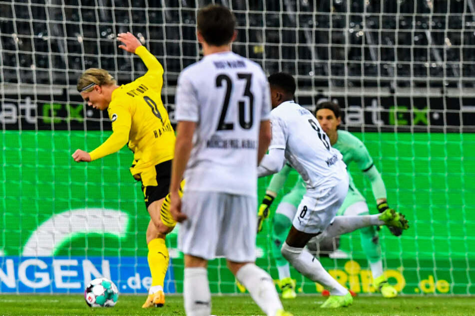 Doppelpacker Erling Haaland (l.) trifft in dieser Situation zum 2:1 für den BVB.