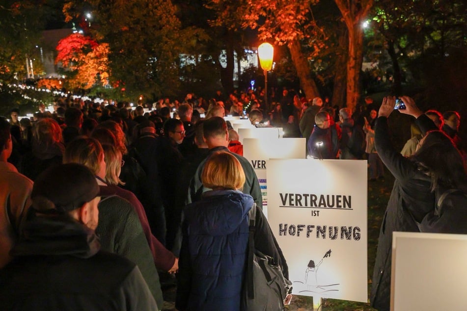 Von der Nikolaikirche aus zogen die Menschen am Abend Richtung Wilhelm-Leuschner-Platz.