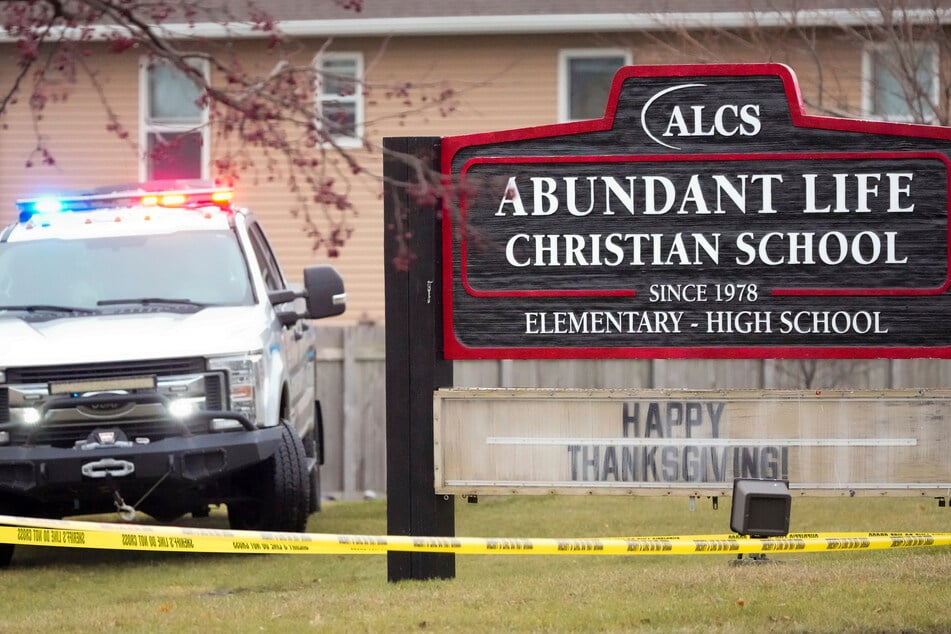 Bei einem Schusswaffenangriff an einer Schule im US-Bundesstaat Wisconsin sind nach korrigierten Polizeiangaben mindestens drei Menschen getötet worden.