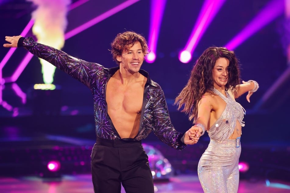 "Let's Dance"-Profitänzerin Malika Dzumaev (35) verlor während der achten Live-Show plötzlich das Bewusstsein.