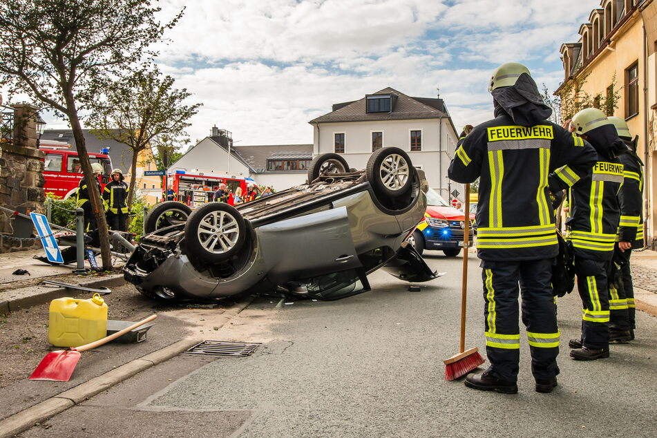 Im Stadtzentrum von Olbernhau landete am Montagnachmittag ein Nissan auf dem Dach.