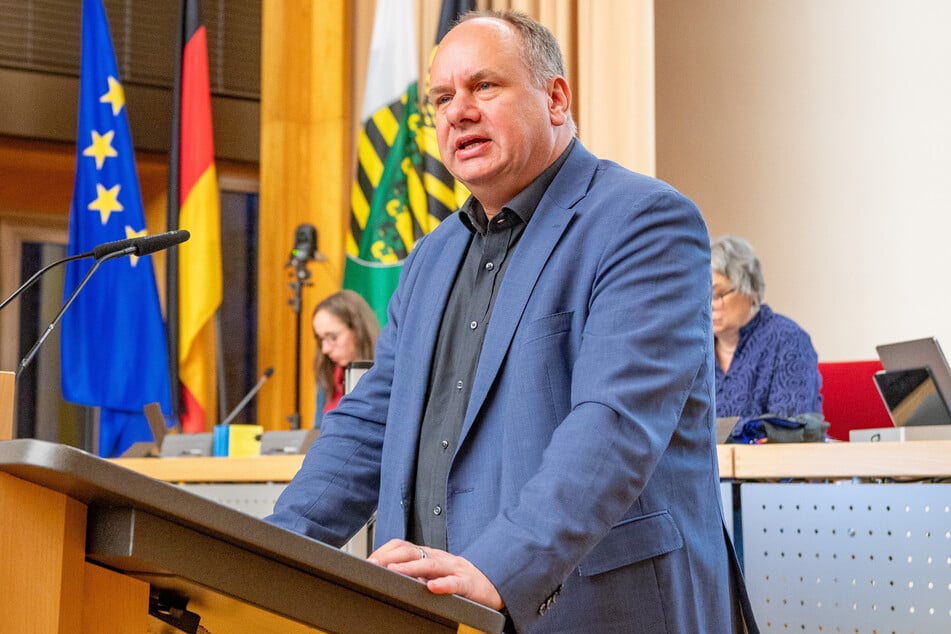 OB Dirk Hilbert (53, FDP) will massiv an der Gebührenschraube drehen.