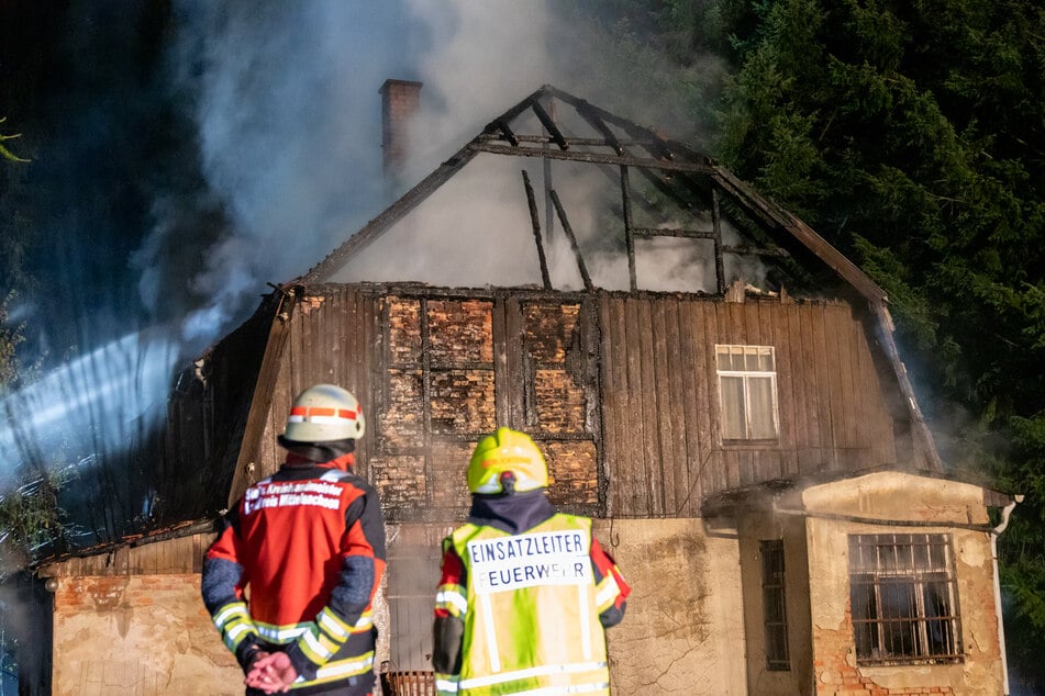 Der Dachstuhl des Hauses brannte komplett nieder.