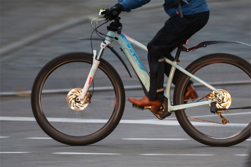 Beim Abbiegen übersehen: Radfahrer von Lastwagen erfasst und schwerst verletzt