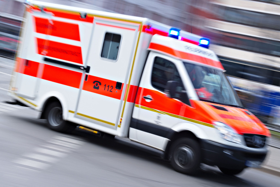 Ein erst 16 Jahre alter Motorradfahrer ist bei dem Unfall mit einem Auto in Bayern schwer verletzt worden. (Symbolbild)
