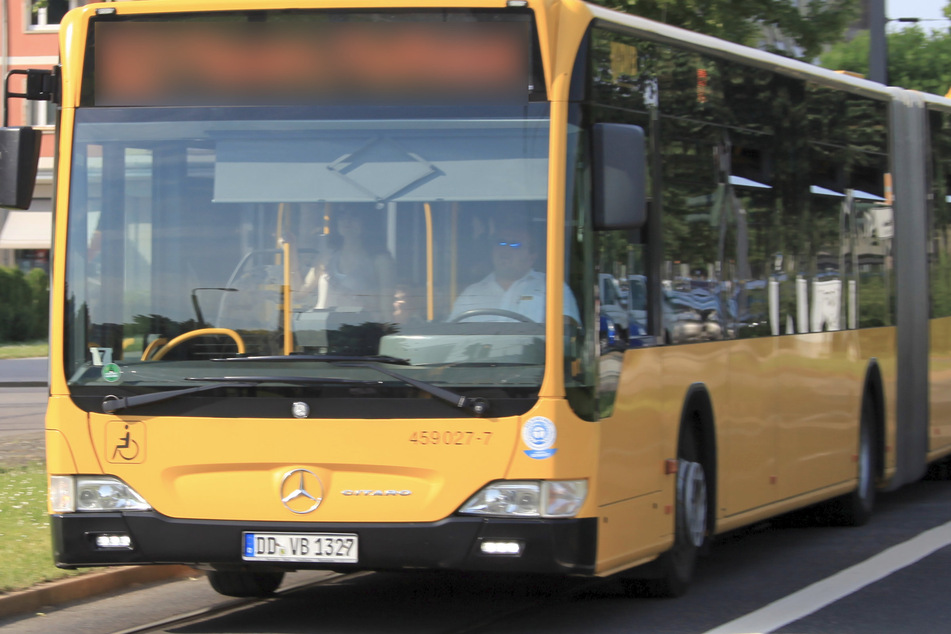 Die fünf männlichen Personen im Alter zwischen 22 und 35 Jahren waren am Samstag in Dresden mit dem Bus unterwegs. (Archivfoto)