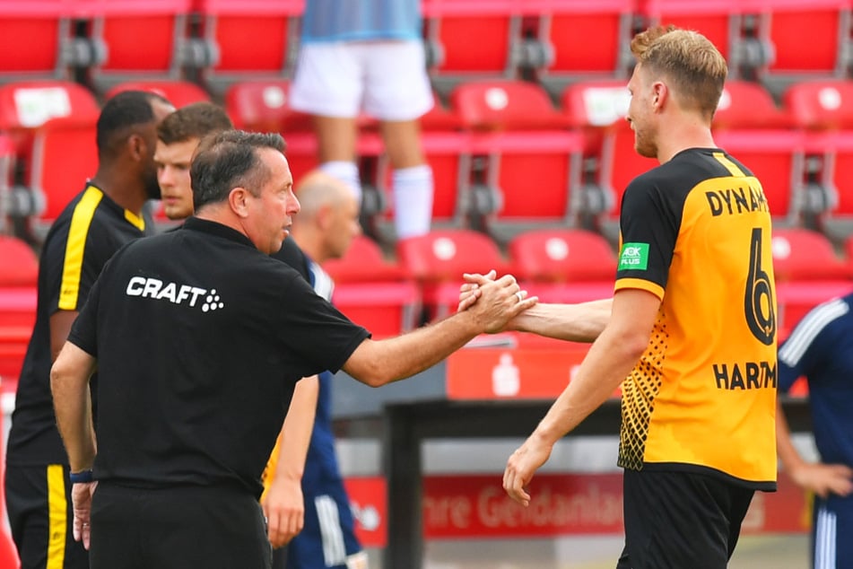 Nach der Partie klatschte Dynamo-Trainer Markus Kauczinski mit Marco Hartmann (r.) ab.