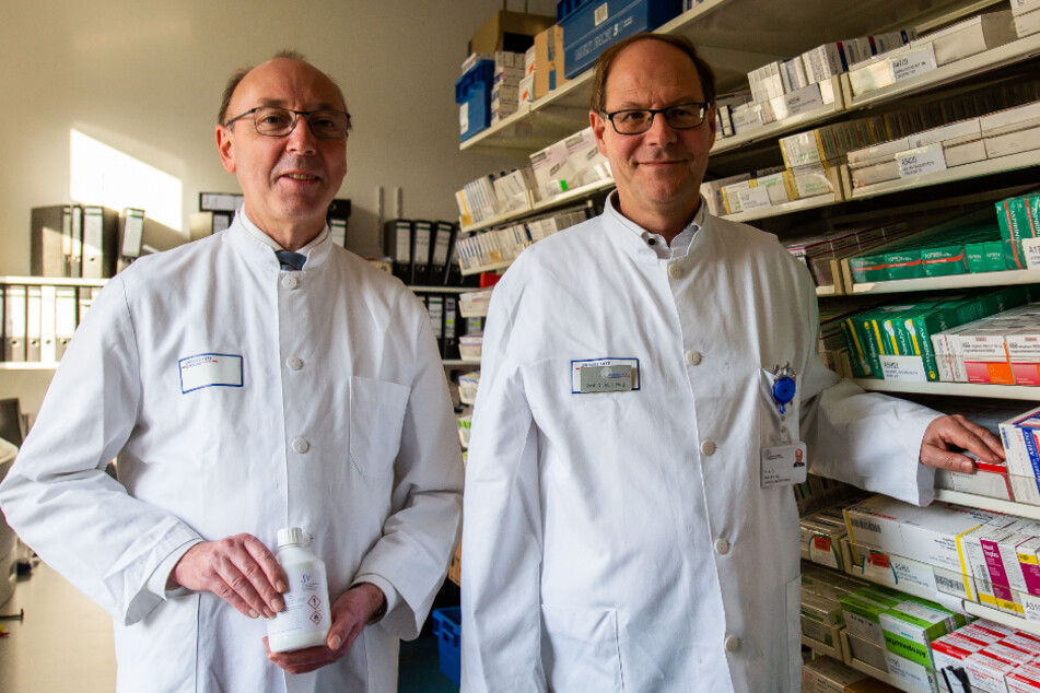 Apotheker der Uniklinik Freiburg stehen in der Klinikapotheke.