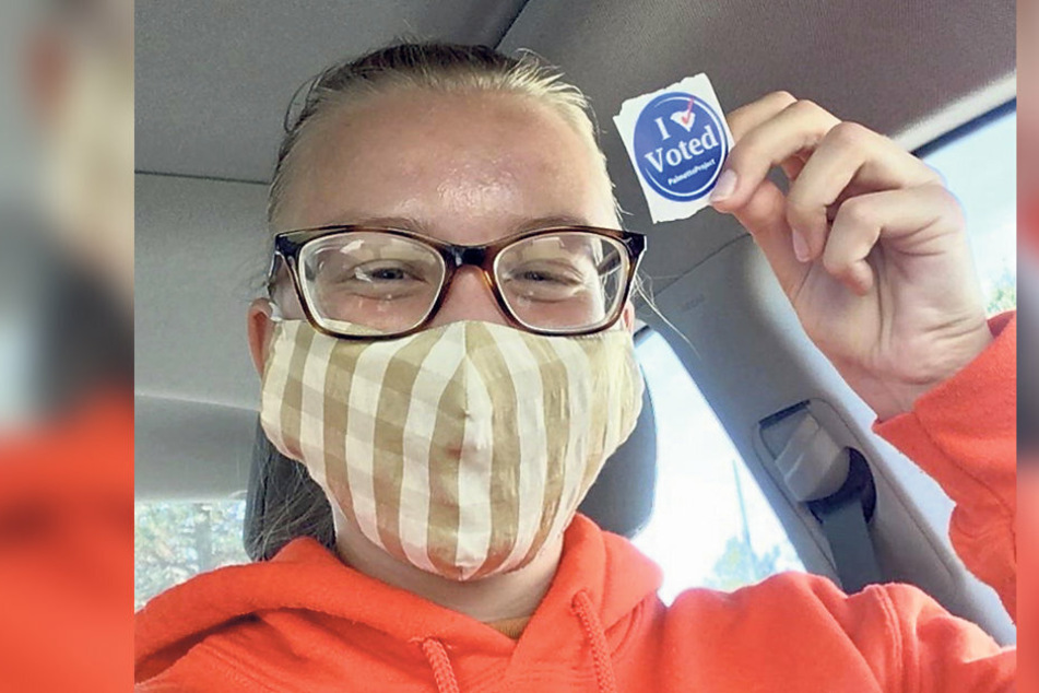 Glückliche Erstwählerin: Anne Barthel (18) zeigt stolz ihren Wahlsticker "I voted".