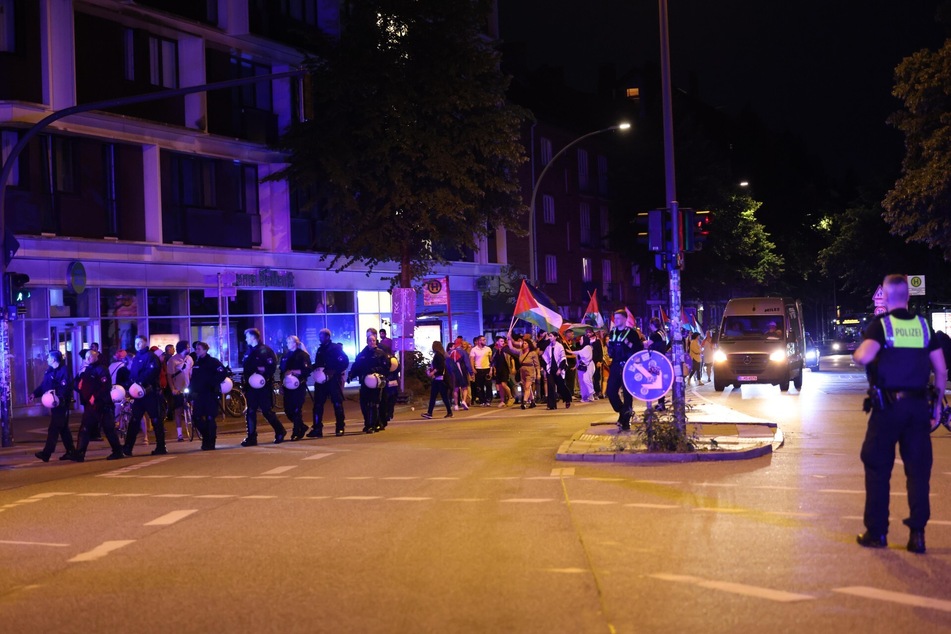 Die Demonstrierenden wurden von der Polizei bis zur Sternschanze begleitet.