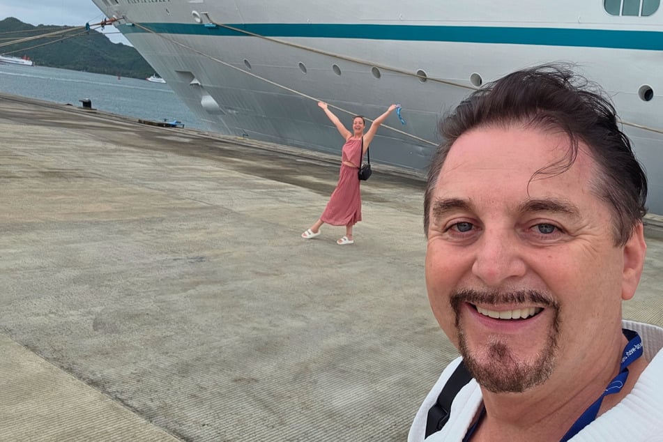 Am Wochenende hat Uwe Hermann (62) dieses Selfie gepostet. Im Hintergrund ist seine Freundin Susann vor dem Schiff zu sehen.