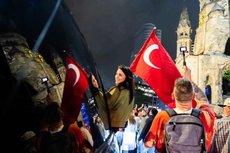 Nach dem Sieg der Türkei gegen Österreich im EM-Achtelfinale feiern Fans in Berlin bis tief in die Nacht.