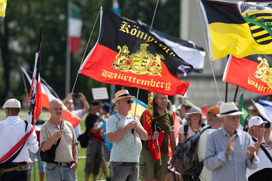 Mit einschlägigen Flaggen und Symbolen marschierten die Reichsbürger am Samstag durch die bayerische Landeshauptstadt.