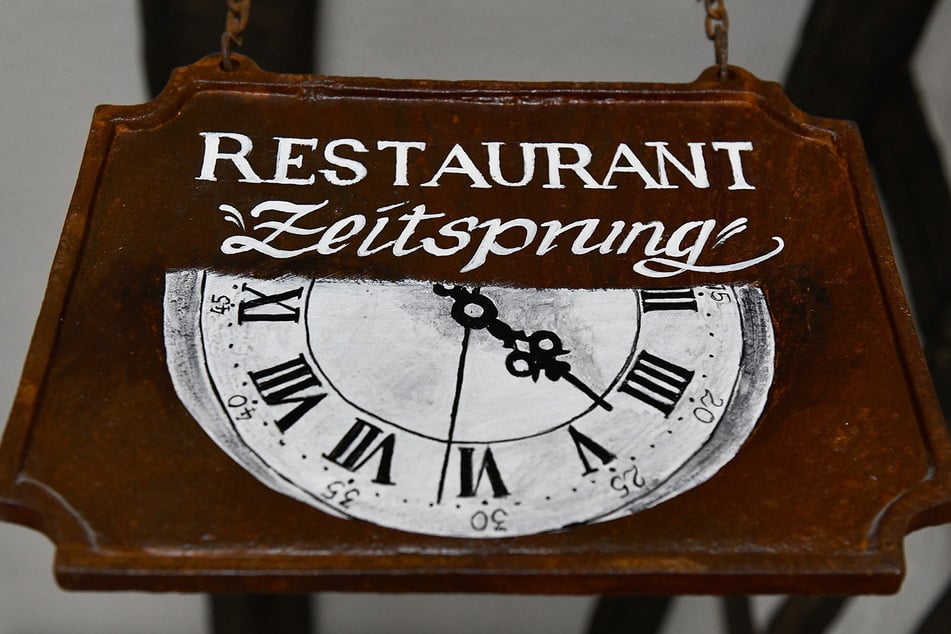 Zum Eventhotel gehört das Restaurant "Zeitsprung". Dieses ist einer spätmittelalterlichen Gasse nachempfunden.