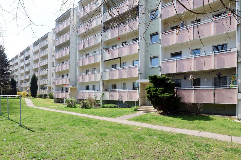 Der Schläger kletterte nachts auf den Balkon im ersten Stock in diesem Wohnhaus in Gorbitz.