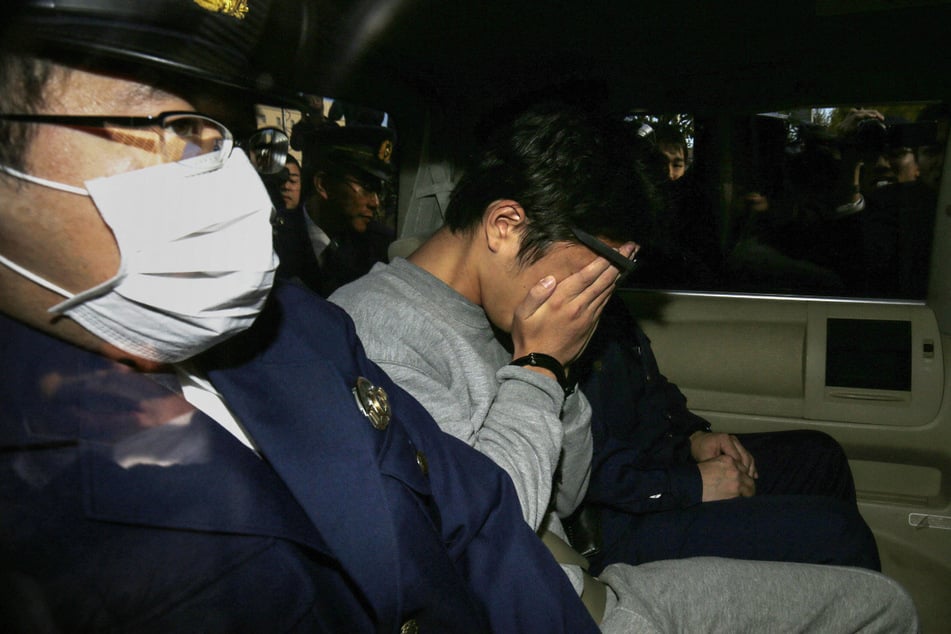 Takahiro Shiraishi (†34) wird am 1. November 2017 von einer Polizeistation in Tokio zur Staatsanwaltschaft gebracht.