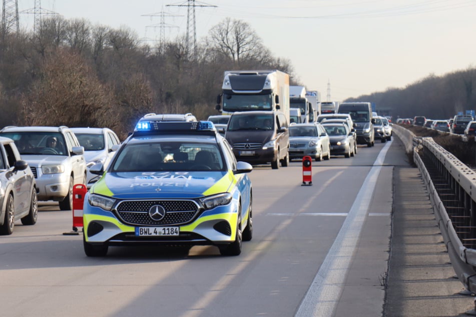 Durch den Stau mussten die Eltern zunächst telefonisch betreut und über den Seitenstreifen zur Unfallstelle gelotst werden.