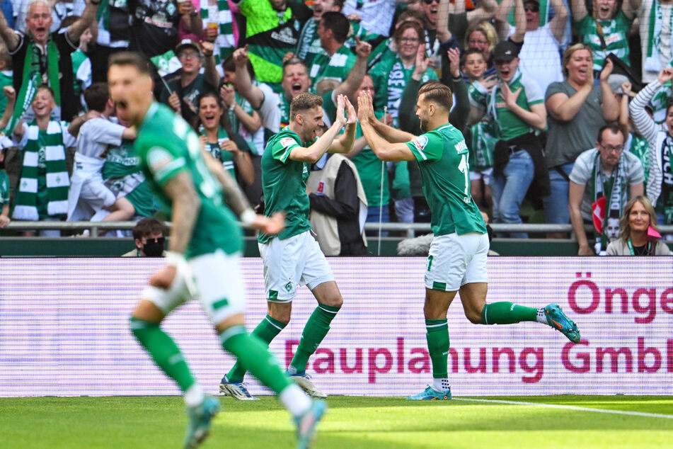 Niclas Füllkrug (r.) schoss den SV Werder Bremen gegen den SSV Jahn Regensburg in Führung. Sein Sturmpartner Marvin Ducksch (M.) bereitete überlegt vor.