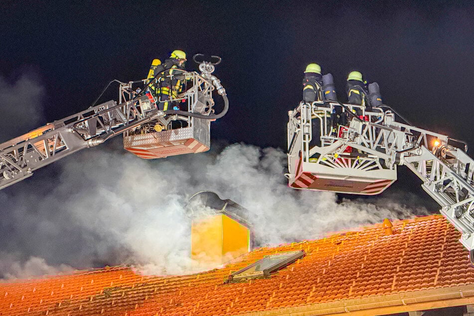 Die Feuerwehr war mit zwei Drehleitern vor Ort.