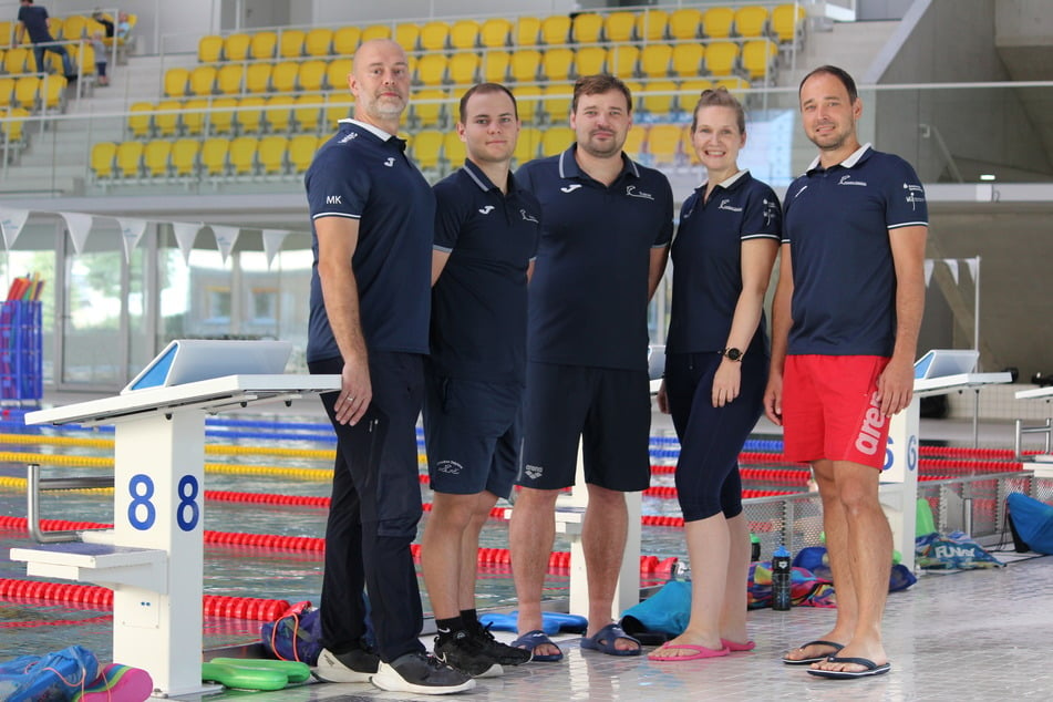 Jens Böhmert (M., 38) und seine Trainerkollegen hoffen, dass die Dresdner Delphine das Schwimmbad weiterhin nutzen können.