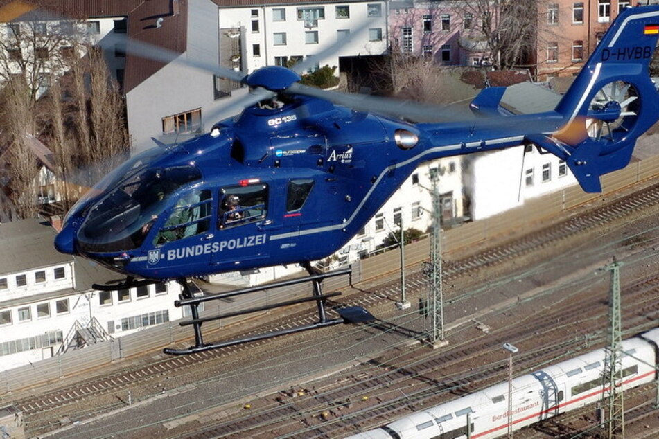 Die Bundespolizei hat die Bahngleise in Köln mit einem Helikopter nach der Frau abgesucht. (Symbolbild)