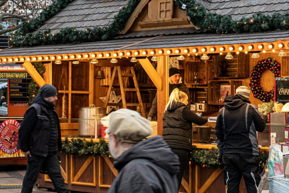 Mitarbeiter bauen eine Weihnachtsbude auf dem Breitscheidplatz auf.