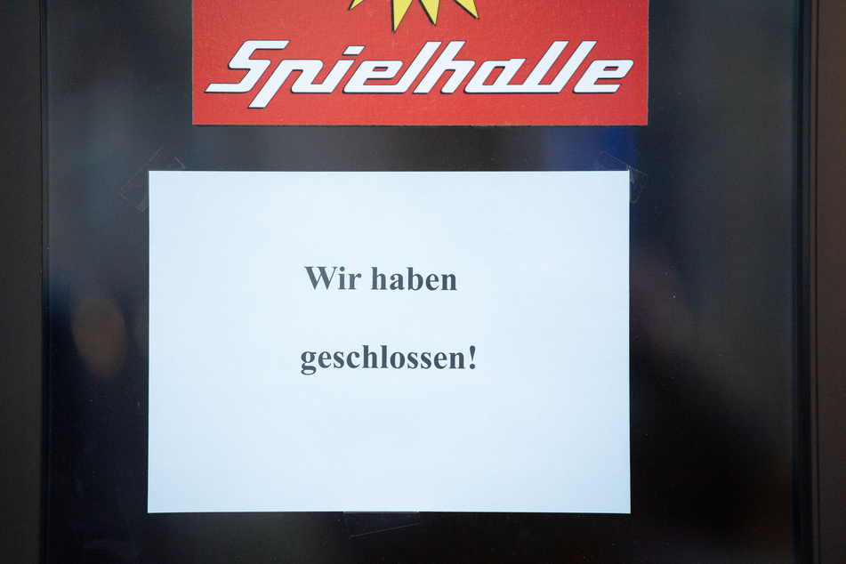 Spielhallen und Kosmetiksalons müssen wegen Corona vorerst noch geschlossen bleiben.