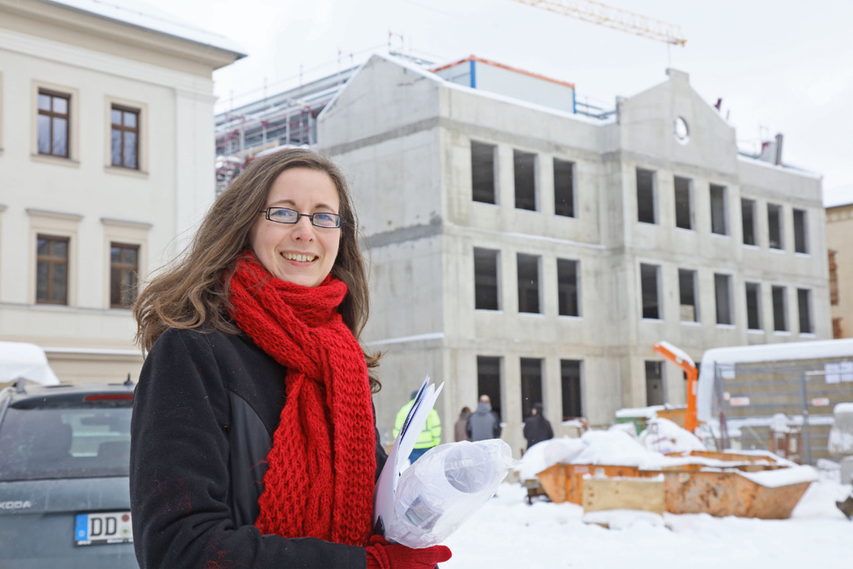 Projektleiterin Lydia Richter steht vor dem Rohbau des neuen Hochtechnologiezentrums in Zwickau.