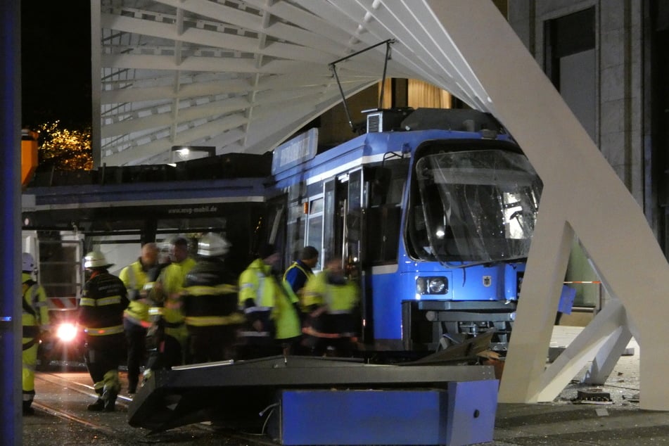 Eine Tram ist entgleist und in die Haltstelle "Schwabinger Tor" gekracht.